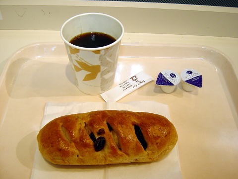 調布市つつじヶ丘駅構内のパン屋のクルミパンと紅茶