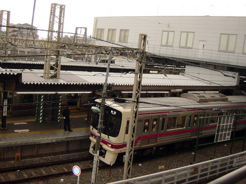 ピアノ教室の窓から見えるつつじヶ丘駅と京王線