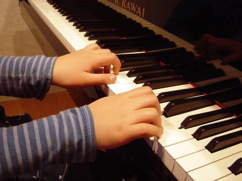 ピアノを弾く手