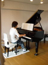 ピアノを弾く男性