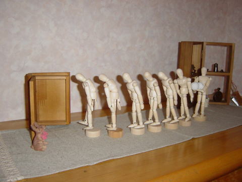 意気消沈する木製人形の列