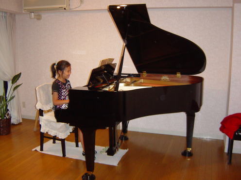 ピアノを弾く生徒