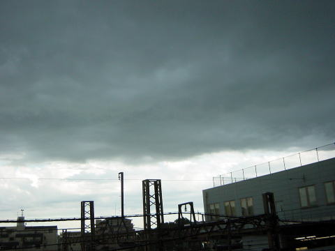 調布市つつじヶ丘ピアノ教室から見た重苦しい雨雲