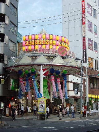七夕飾りがある阿佐ヶ谷駅北口のアーケード