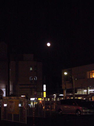調布市つつじヶ丘駅まえから見た月