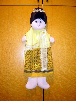 ミャンマーの人形黄色