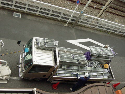足場用のパイプを乗せたトラック