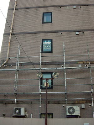 パイプが延びる教室　ライフ側から撮影