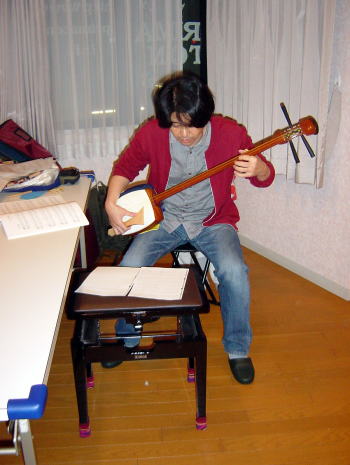 三味線を弾く男性生徒
