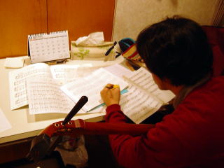 楽譜を書く男性生徒