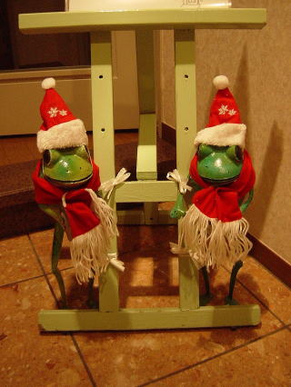 サンタに扮したカエルの人形