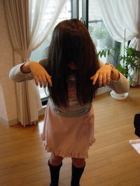 オカルト映画のポーズをする生徒