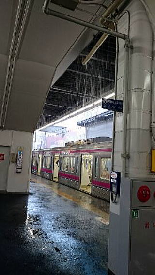 雨漏りするつつじヶ丘駅