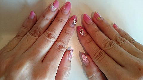 素敵なネイルの施された生徒の指