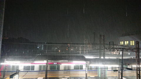 豪雨の中のつつじヶ丘駅
