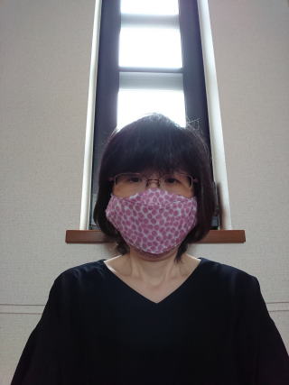 ピンク色の立体布マスク