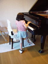 ピアノと女児