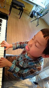 ピアノで居眠りする生徒