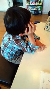 机で居眠りする生徒