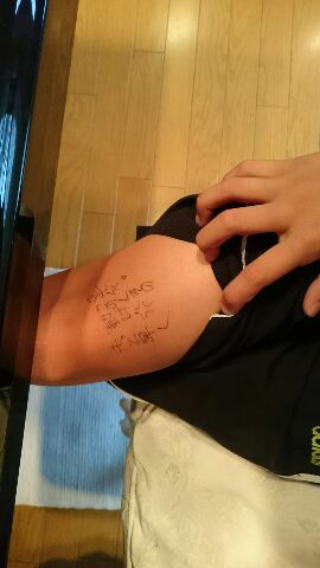 落書きがしてある生徒の足