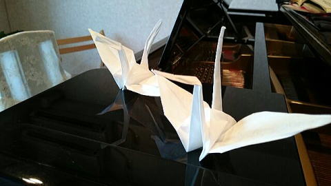 生徒がティッシュで折った鶴