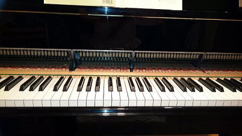 蓋を外したピアノ