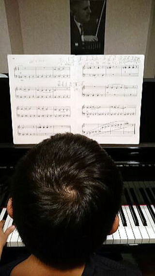 ピアノを弾く男の子