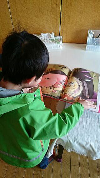 おしりたんていを読む男の子