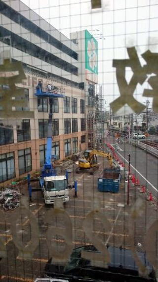 工事中の隣接するスーパー