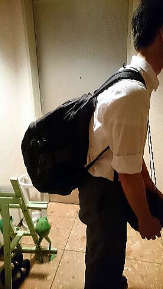 大きなリュックサックを背負う男子生徒
