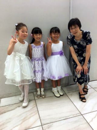 小学生女児生徒たちと撮影