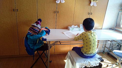 人形と勉強する生徒