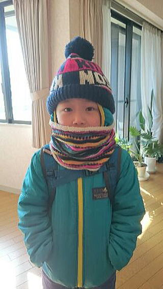 防寒対策をした男の子の生徒