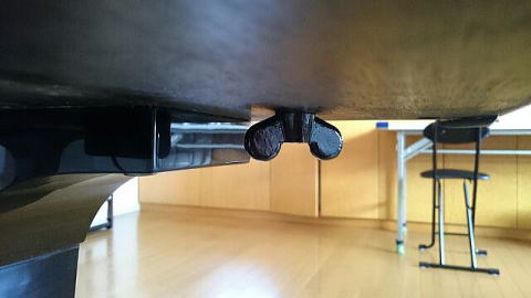 ミッキーマウスのような形のネジ