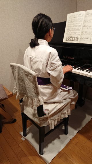 胴着姿でピアノを弾く生徒