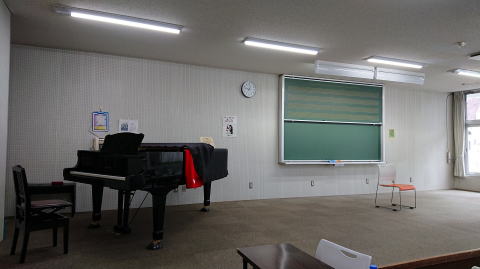 港区の生涯学習センターの音楽室